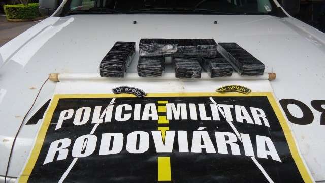 Pol&iacute;cia apreende coca&iacute;na escondida em 6 poltronas de &ocirc;nibus de viagem