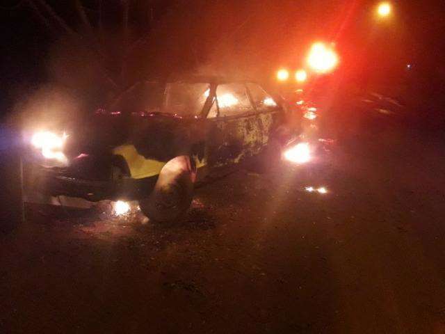 Ap&oacute;s batida, condutor incendeia pr&oacute;prio ve&iacute;culo e &eacute; preso pela PM