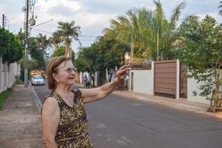 Aline Barbosa aponta a direção onde ocorriam os atendimentos, em Campo Grande (Foto: Alana Portela)