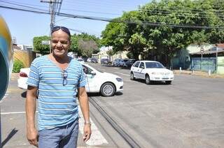 Para Joel, trânsito ficou mais seguro no cruzamento da Pernambuco e Padre João Crippa. (Foto: Marcelo Calazans)