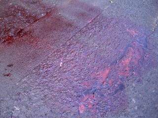 Marcas de sangue sobre o asfalto após a morte do rapaz. (Foto: Marina Pacheco) 