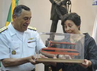 A ministra Tereza Campelo do Desenvolvimento Social recebe do almirante Júlio de Moura Neto uma réplica da embarcação que deverá atender populações ribeirinhas. (Foto: Agência Brasil)