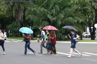 população deve continuar com o guarda-chuva na mão, pois o verão decidiu “dar as caras”. (Foto: Saul Schramm)