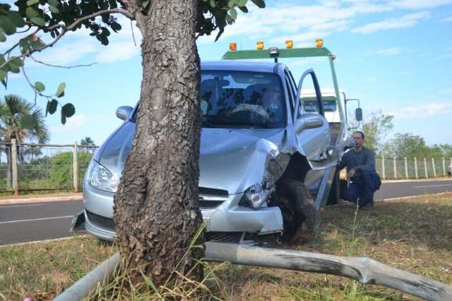 Mulher perde o controle do carro e quase cai em c&oacute;rrego no Aero Rancho