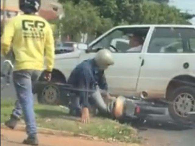 Irado, motorista avan&ccedil;a sobre motociclista no tr&acirc;nsito