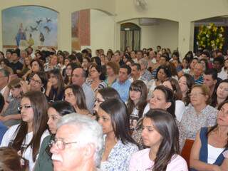 Missa aconteceu na Igreja São João Bosco, e reuniu amigos e familiares das vítimas (Foto: Nicholas Vasconcelos)