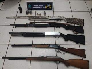 Armas e munições encontradas com a dupla. (Foto: Rio Brilhante em Tempo Real) 