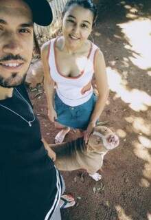 Fernando Antunes com a esposa Jessilaine Antunes passeando com o Lucker (Foto: Arquivo pessoal)