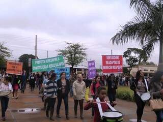 Professores saíram em passeata após aprovarem greve (Foto: Divulgação)