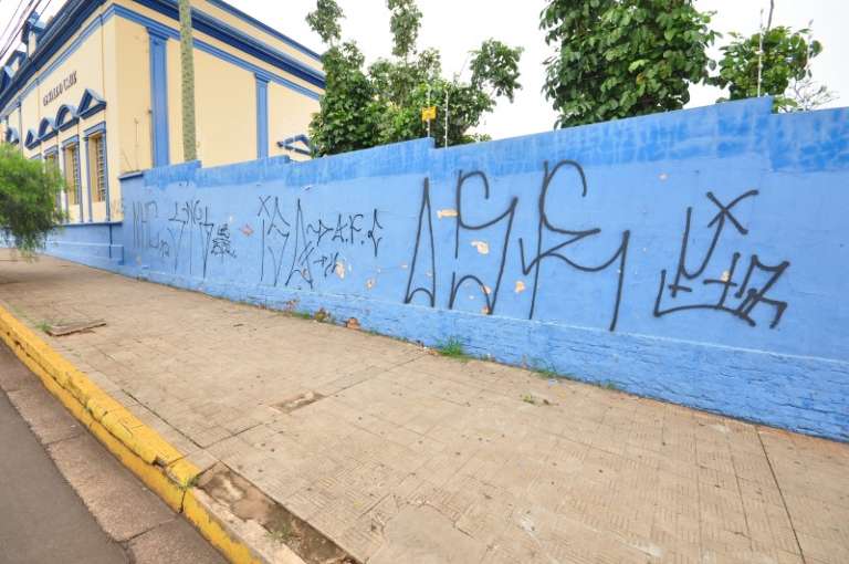 Histórico colégio Osvaldo Cruz, e que fica em região crítica da cidade, teve muro depredado (Foto: Luciano Muta)