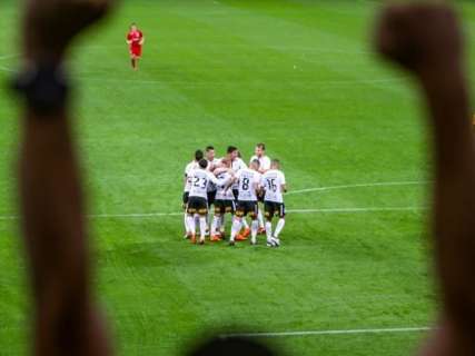 Corinthians faz 2 a 0 no Deportivo e assume a lideran&ccedil;a do grupo 7 