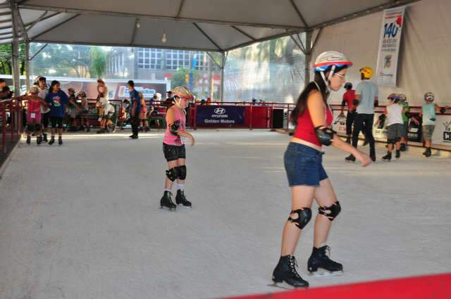  Atra&ccedil;&atilde;o na pra&ccedil;a central de Dourados, patina&ccedil;&atilde;o no gelo segue at&eacute; s&aacute;bado