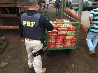 A cocaína pura estava separada em tabletes vermelhos e a pasta base em tabletes marrons. (Foto: Divulgação/PRF) 