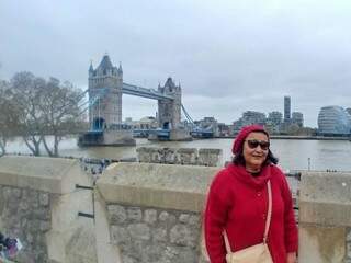 Aldenora em frente à Torre de Londres e Tower Bridge (Foto: Arquivo pessoal)