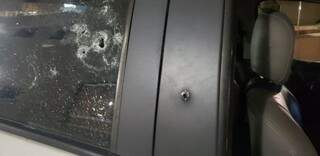 Tiro de fuzil atingiu vidros e funilaria do veículo. (Foto: Divulgação)