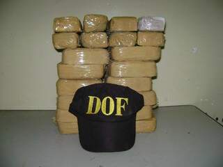 Policiais do DOF encontraram droga em 20 tabletes. (Foto: Divulgação)