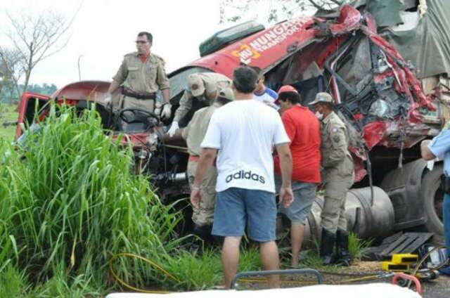  Motorista fica ferido em acidente com 3 carretas em Bataypor&atilde;