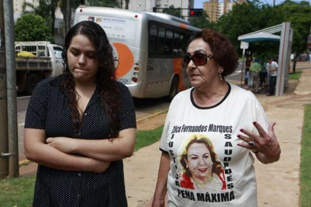 Familiares e amigos da jovem agredida por namorado protestam e pedem puni&ccedil;&atilde;o