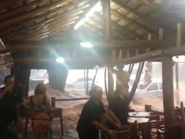 Chuva faz c&oacute;rrego Vendas transbordar e atingir lanchonete, veja os v&iacute;deos