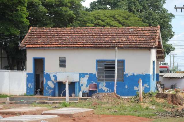 Prefeitura faz limpeza de cemit&eacute;rios, mas cen&aacute;rio ainda &eacute; de abandono