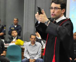 O promtor Fernando Zaupa, de arma em punho, defende tese da acusação, pedindo a condenação de Agnaldo. (Foto: João Garrigó)
