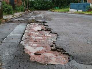 Parte do asfalto foi arrancada nas Moreninhas (Foto: Marcos Ermínio)