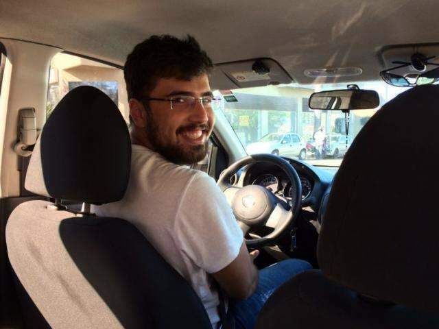 Nossa primeira experi&ecirc;ncia no Uber tem o sorris&atilde;o de Vin&iacute;cius ao volante