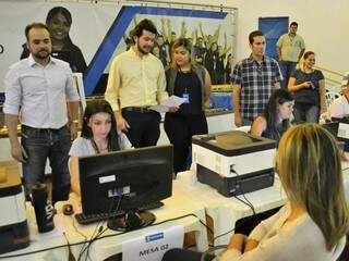 Mutirão para receber a documentação dos candidatos na manhã desta segunda-feira (Foto: Diogo Gonçalves)