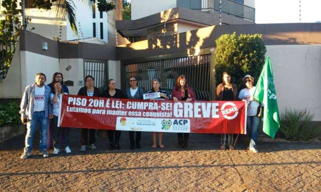 Manifestantes resolvem tomar caf&eacute; da manh&atilde; na porta da casa do prefeito