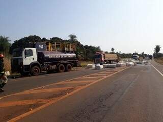 Carga de algodão espalhada na rodovia. (Foto: DivulgaçãoCorpodeBombeiros) 