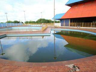 Água da piscina do parque está verde por falta de manutenção, segundo moradores (Foto: André Bittar)