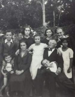 Nos anos 30, com toda família em Miranda. (Foto: Arquivo Pessoal)