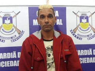 Questionado pelos guardas, o suspeito disse ter saído de Promissão (SP), na sexta-feira com destino a Ponta Porã e em seguida o Paraguai, onde buscou as drogas. (Foto: Dourados News) 