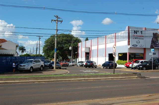  Estacionamento irregular invade cal&ccedil;adas e canteiros de avenidas da Capital