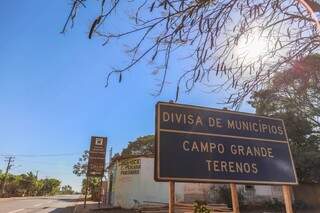 Placa na estrada indica limite entre Campo Grande e Terenos em Indubrasil (Foto: Fernando Antunes)