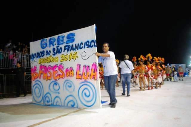 Na 1&ordf; noite de desfile, escolas de samba lutam pelo grupo especial