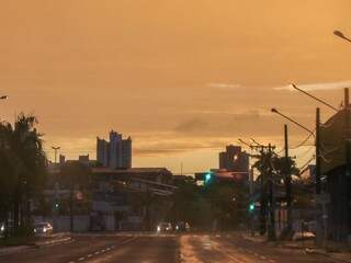 O dia amanheceu com céu nublado e garoando na capital sul-mato-grossense (Foto: Henrique Kawaminami) 