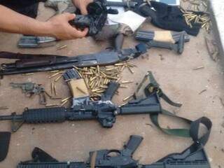 Armas e munição encontradas com bandidos do PCC, ontem, em Coronel Sapucaia (Foto: Divulgação)