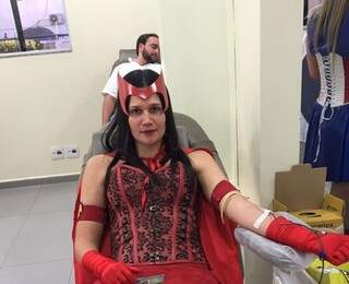 Os super-heróis, como a Feiticeira Escarlate, também doaram sangue na campanha que vai até o dia 4 de junho. (Foto: Divulgação)