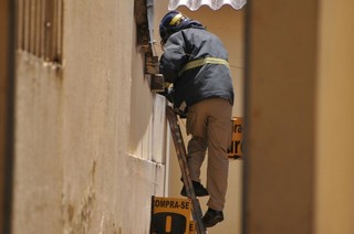Bombeiros tiveram que pular muro, uma vez que o restaurante estava fechado (Foto: Alcides Neto)