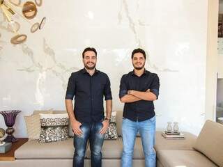 Rafael Castro e Douglas Muller que são sócios de Rodrigo Castro e Arthur Navarro em um escritório de arquitetura em Campo Grande.