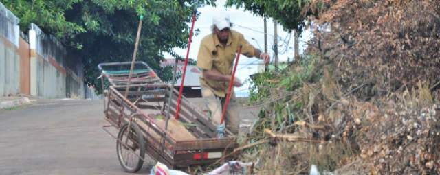  Moradores dizem que deixaram entulho nas ruas depois de folheto  