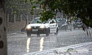 Corumbaense foram surpreendidos por chuva nesta quinta-feira (Foto: Anderson Gallo/Diário Corumbaense)