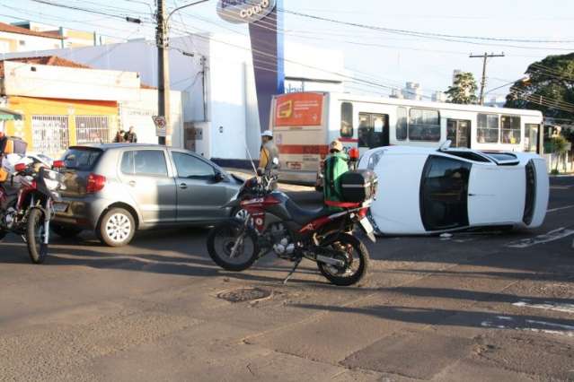 Carro tomba na Rui Barbosa ap&oacute;s ve&iacute;culo furar sinal vermelho