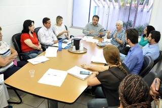 Secretário de Saúde (ao centro) comandou reunião para discutir combate à dengue na Capital (Foto: Divulgação)