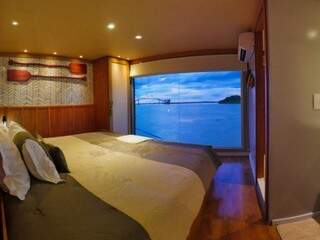 Barco Peralta com vista privilegiada de uma das cabines de 14 metros quadrados.