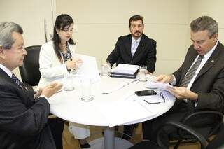 Os deputados Mara Caseiro (PSDB), Paulo Corrêa (PR), Onevan de Matos (PSDB) e Pedro Kemp (PT) reuniram-se para abrir e ler as atas de duas sessões secretas, que ocorreram no decorrer dos trabalhos. (Foto: Divulgação)