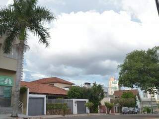 Céu em Campo Grande nesta terça-feira; tempo terá momentos de parcialmente nublado a nublado no Estado nos próximos dias. (Foto: Gustavo Maia)