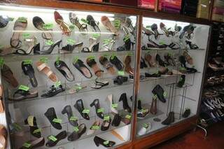 Vitrines de calçados femininos, os que mais saem são os confortáveis, para senhoras mais velhas (Foto: Paulo Francis)