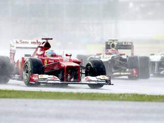Espanhol Fernando Alonso conquista pole e quebra jejum de 31 provas. (Foto: Efe)